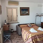 Holiday Room \