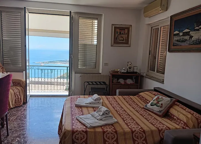 Holiday Room \